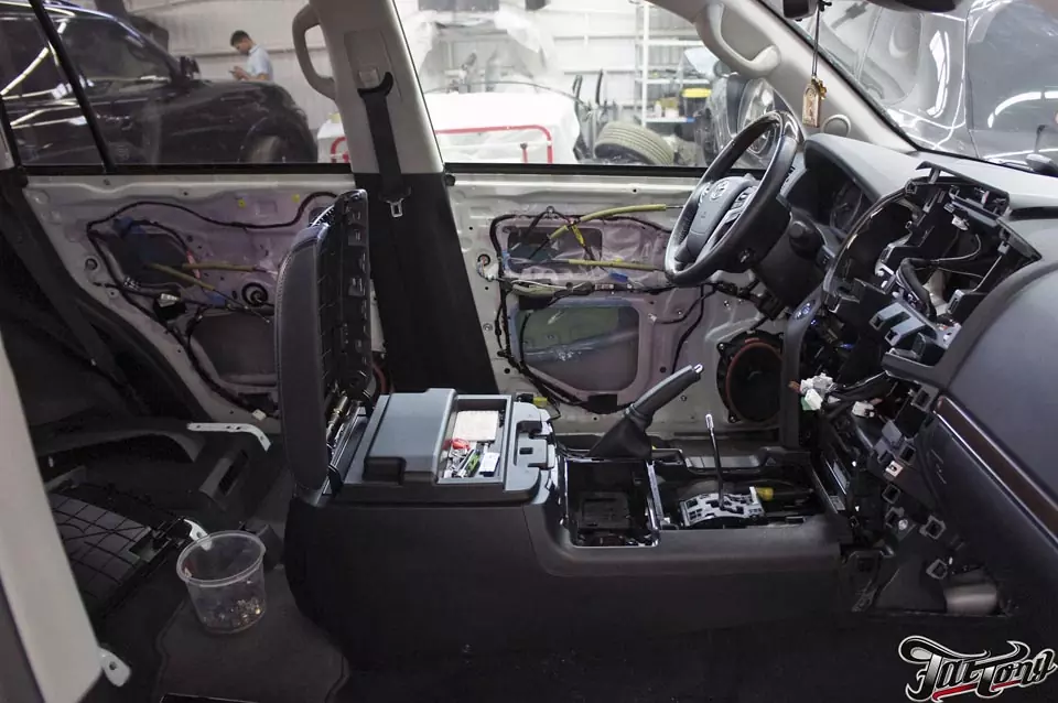 Toyota LC200. Замена центральных частей сидений на алькантару с нашей фирменной перфорацией, с целью сохранения функции обдува! Шумоизоляция дверей и окрас центральной консоли в рояльный лак!